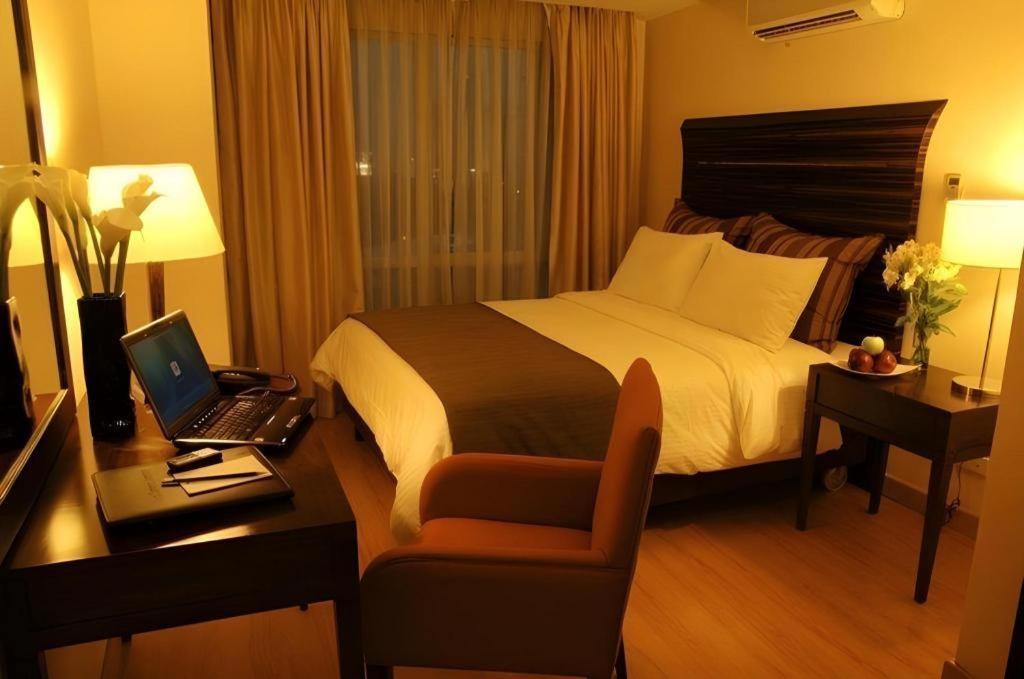Lancaster Hotel Manila Mandaluyong Exterior foto